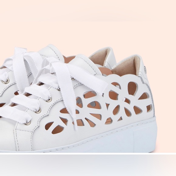 Agl Shoes - AGL-MANDI
Cut-out sneaker